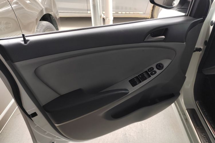 现代 瑞纳 2014款 1.4L 手动智能型GLS中控内饰7008