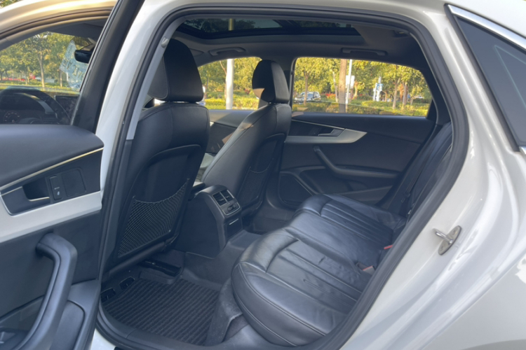 奥迪A4L 2019款 40 TFSI 时尚型 国VI中控内饰7006