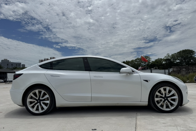 特斯拉 Model 3 2021款 标准续航后驱升级版车身外观6008