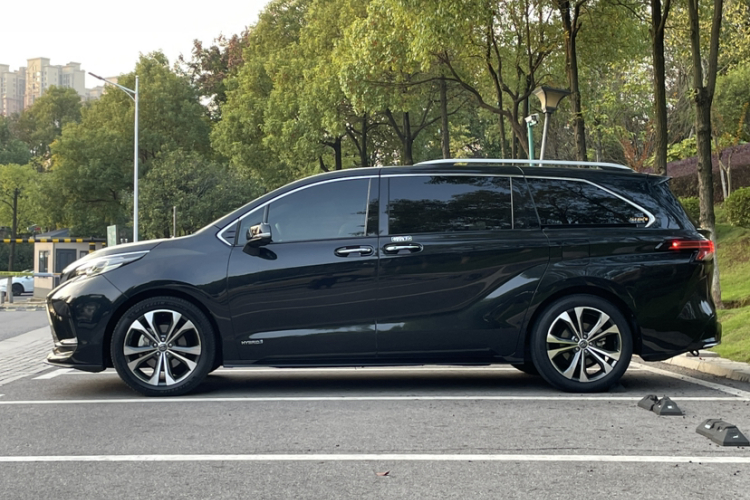 丰田 格瑞维亚 2022款 2.5L混动 尊爵版车身外观6004
