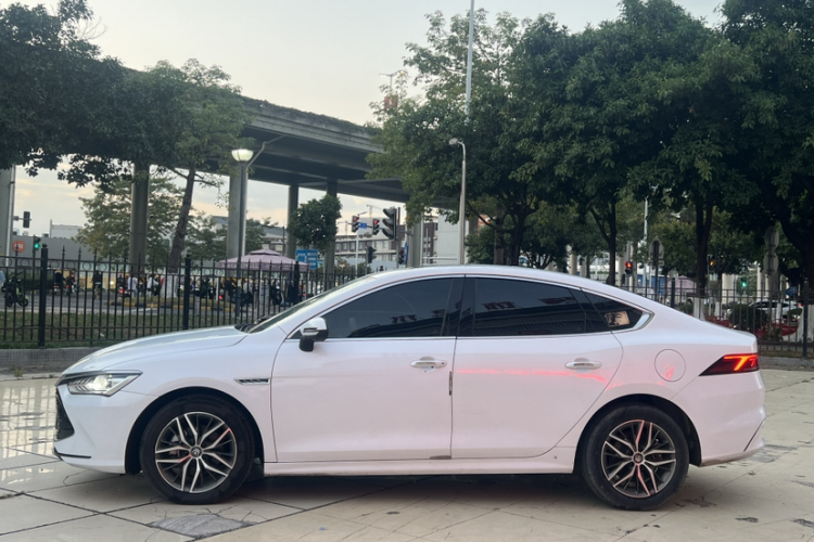 比亚迪 秦PLUS 2023款 冠军版 DM-i 55KM超越型车身外观6003