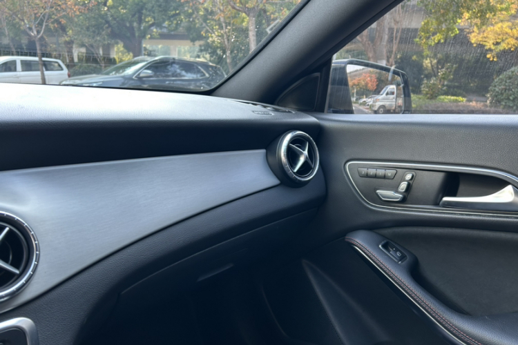 奔驰CLA 2016款 改款 CLA 220 4MATIC中控内饰7001