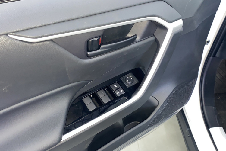 丰田 RAV4荣放 2024款 2.0L CVT两驱都市版中控内饰7002