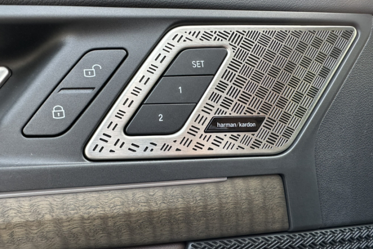 宝马iX1 2023款 xDrive30L X设计套装局部细节9002