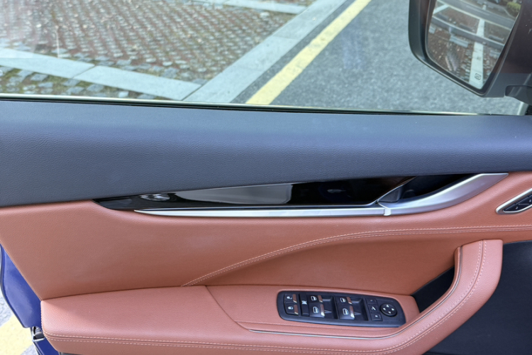 玛莎拉蒂 Levante 2022款 3.0T Modena中控内饰7015