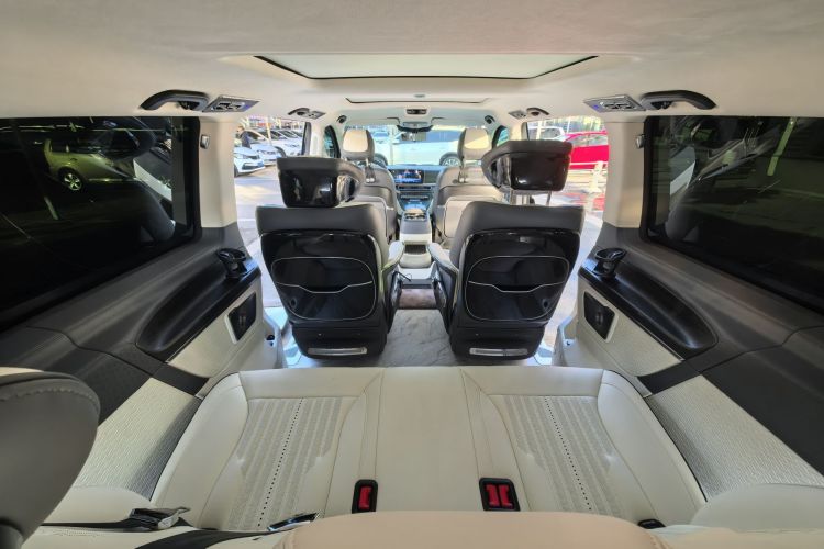 奔驰V级 2024款 V 300 L 长轴距尊贵版中控内饰7004