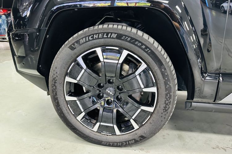 方程豹 豹8 2025款 智勇旗舰版 7座车身外观6008