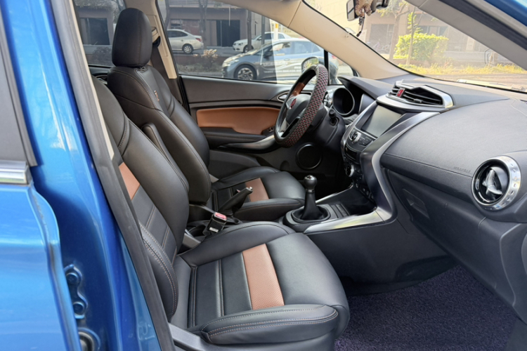 比亚迪 元 2016款 1.5L 手动尊贵型中控内饰7002