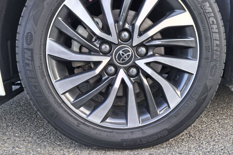 丰田 卡罗拉 2017款 改款双擎 1.8L E-CVT领先版局部细节9005