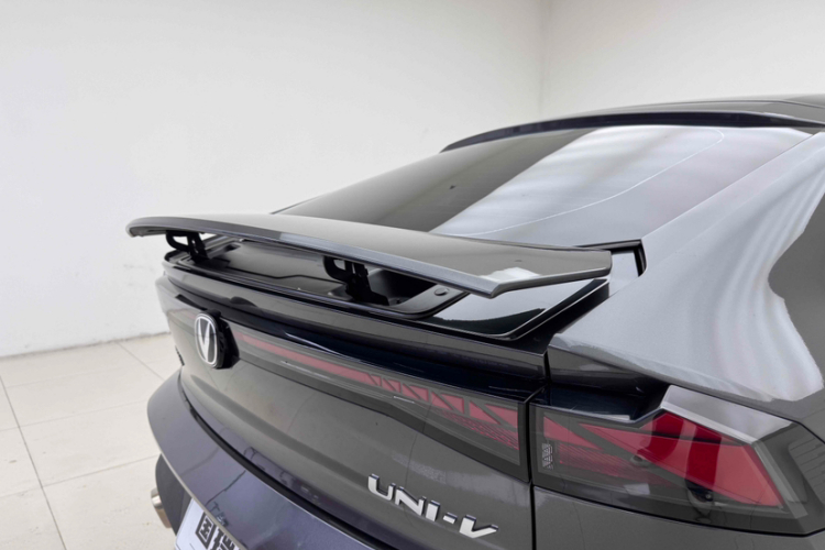 长安UNI-V 2022款 1.5T 尊贵型中控内饰7001