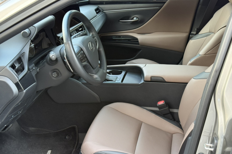 雷克萨斯ES 2022款 300h 卓越版中控内饰7002