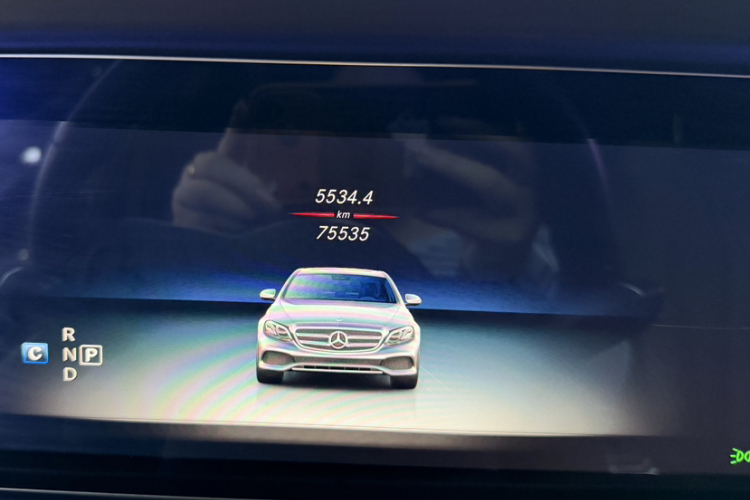 奔驰E级 2020款 改款 E 300 L 时尚型中控内饰15