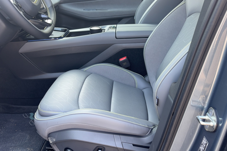 领克08 EM-P 2025款 220km 四驱性能Halo中控内饰7003