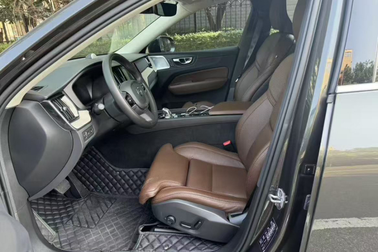 沃尔沃XC60新能源 2019款 T8 E驱混动 智尊豪华版 国V中控内饰7002