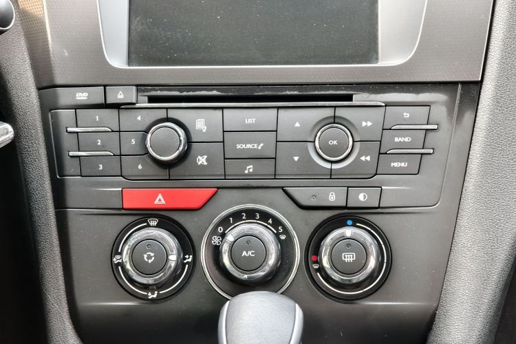 DS 5LS 2016款 1.6T 风尚版THP160局部细节16