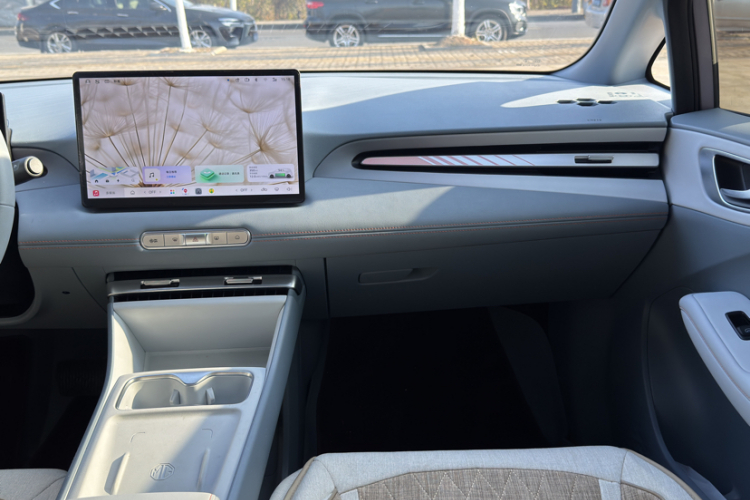 名爵 MG4 EV 2026款 437 从容版中控内饰7007