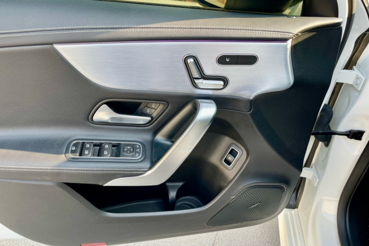 奔驰A级 2020款 A 220 L 4MATIC 运动轿车中控内饰7009