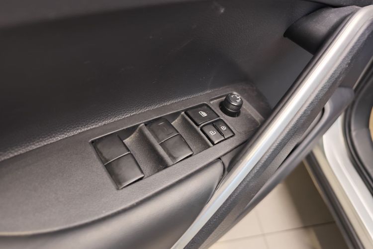 丰田 锋兰达 2023款 2.0L 智能电混双擎 领先版中控内饰7004