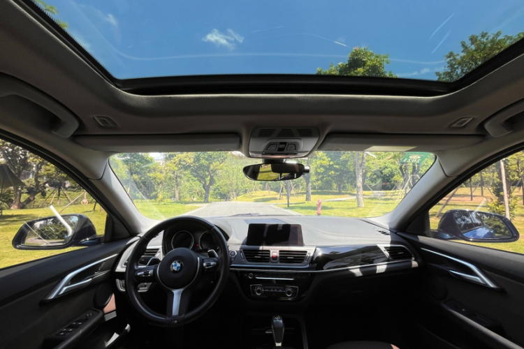 宝马1系 2019款 120i 领先型M运动套装中控内饰7001