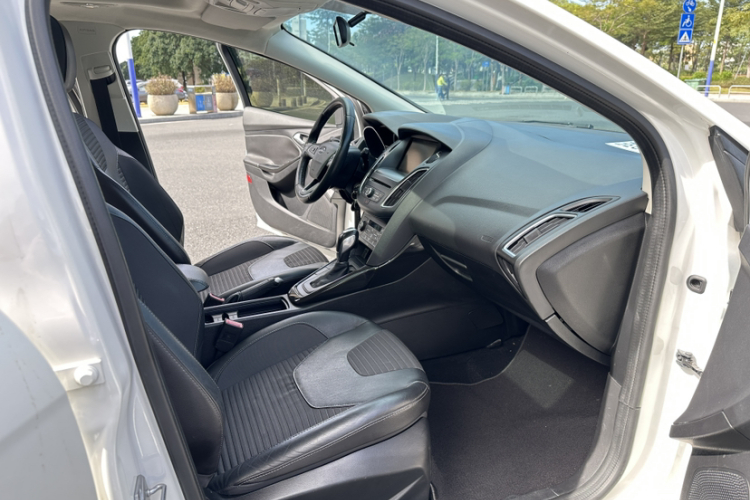 福特 福克斯 2015款 两厢 EcoBoost 180 自动精英型局部细节41