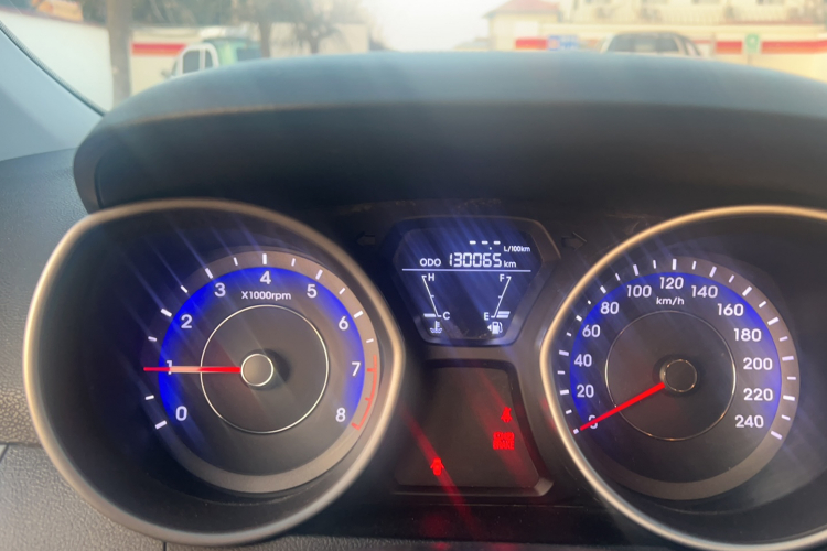 现代 朗动 2015款 1.6L 手动时尚型中控内饰15