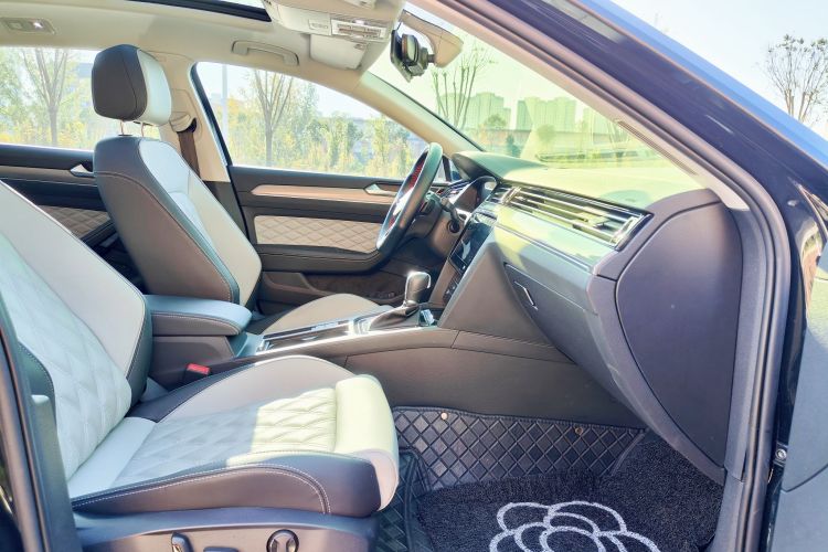 大众 迈腾 2023款 200万辆纪念版 330TSI DSG领先型中控内饰7003