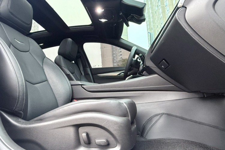 凯迪拉克CT5 2024款 28T 豪华型Pro中控内饰7001