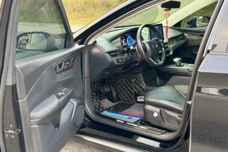 红旗E-QM5 2022款 431km 充电乐享版中控内饰7001