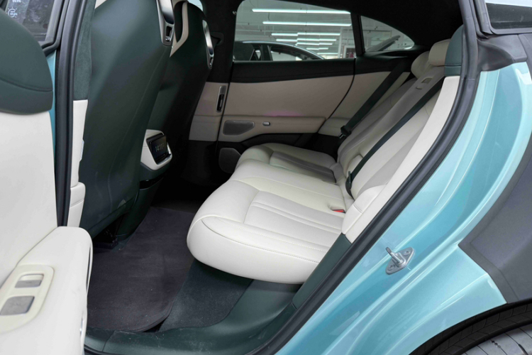 小米汽车 小米YU7 2025款 超长续航高性能四驱Max版中控内饰7001