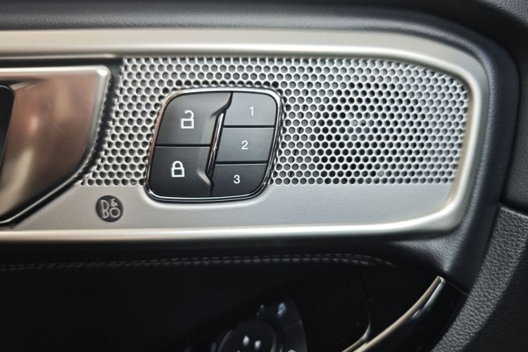 福特 探险者 2020款 EcoBoost 285 四驱钛金版 6座中控内饰7012