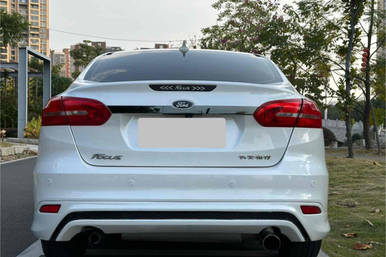 福特 福克斯 2018款 三厢经典 EcoBoost 180 自动精英型车身外观6006