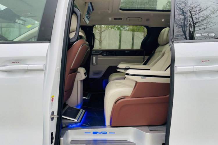 比亚迪 夏 2025款 DM-i 1.5T 180km 卓越型中控内饰7011