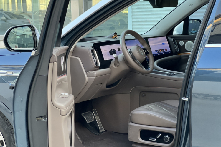 鸿蒙智行 问界M9 2024款 增程 Ultra版 52kWh 5座版中控内饰7001