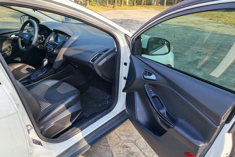 福特 福克斯 2017款 三厢 1.6L 自动风尚型智行版中控内饰7003