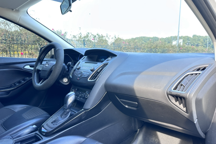 福特 福克斯 2015款 两厢 1.6L 自动风尚型中控内饰7009