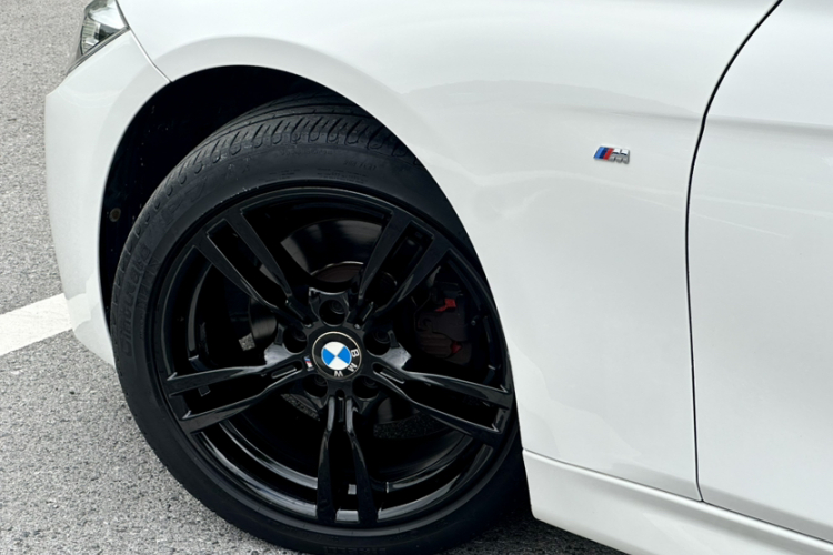 宝马3系 2019款 320i M运动曜夜版车身外观6006