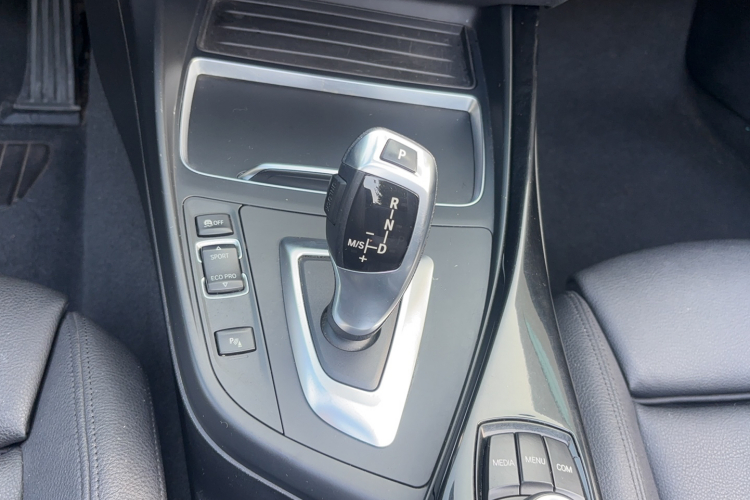 宝马2系(进口) 2018款 220i 敞篷轿跑车 运动设计套装中控内饰7009