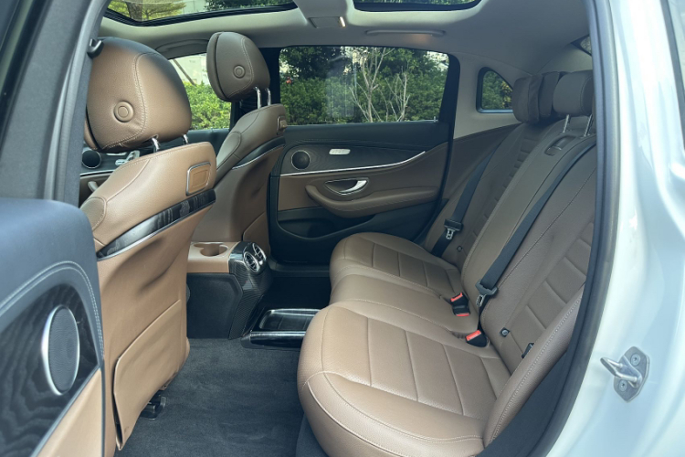 奔驰E级 2020款 E 300 L 运动时尚型中控内饰7005