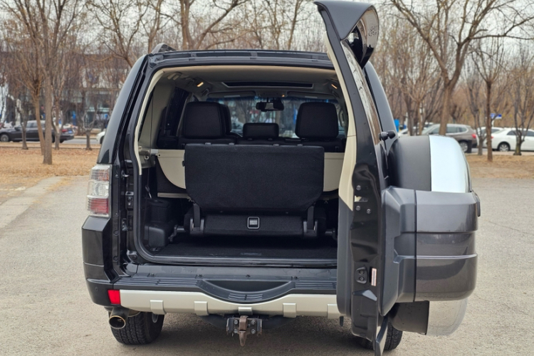 三菱 帕杰罗(进口) 2016款 3.0L 自动尊贵版 国V局部细节23