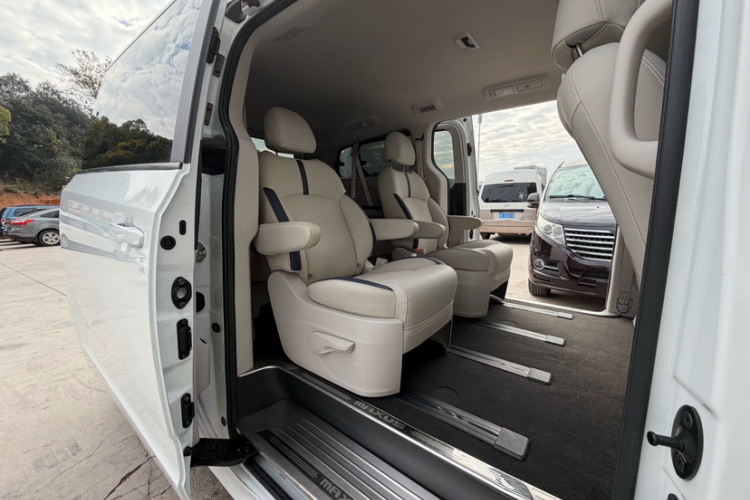 上汽大通MAXUS 大通G10 2021款 2.0T 手动精英版 柴油 7座中控内饰7010