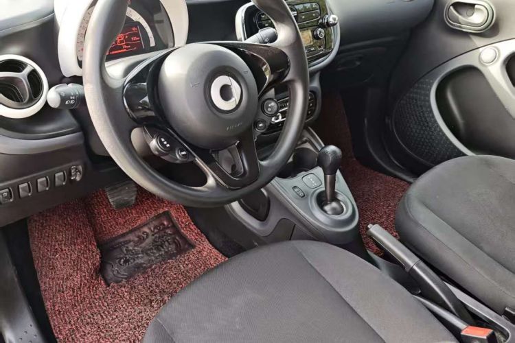 smart forfour 2018款 1.0L 52千瓦灵动版中控内饰7007