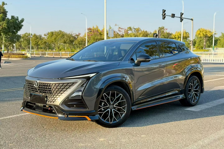 长安UNI-T 2022款 1.5T 运动版 尊贵型车身外观6004