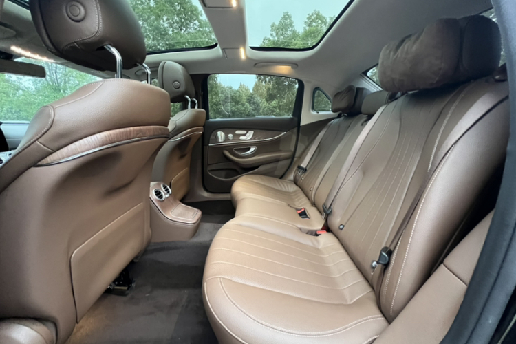 奔驰E级 2023款 E 300 L 豪华型中控内饰7002