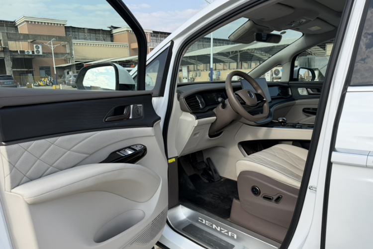 腾势D9 2022款 DM-i 970 四驱尊荣型中控内饰7010