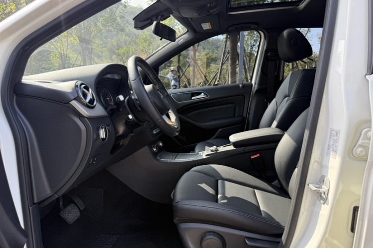 奔驰B级 2017款 B 200 动感型中控内饰7003