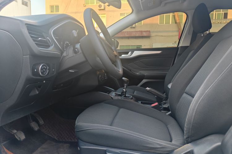 福特 福克斯 2019款 三厢 1.5L 手动锋跃型 国V中控内饰7001