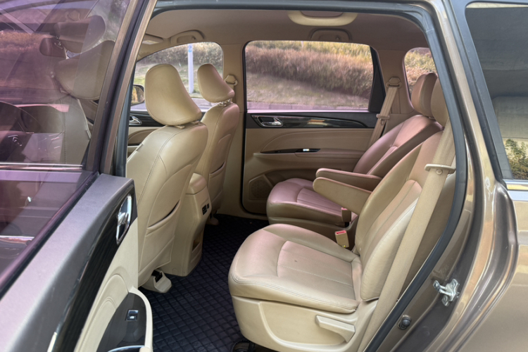 宝骏730 2016款 1.8L iAMT舒适型 7座中控内饰7008