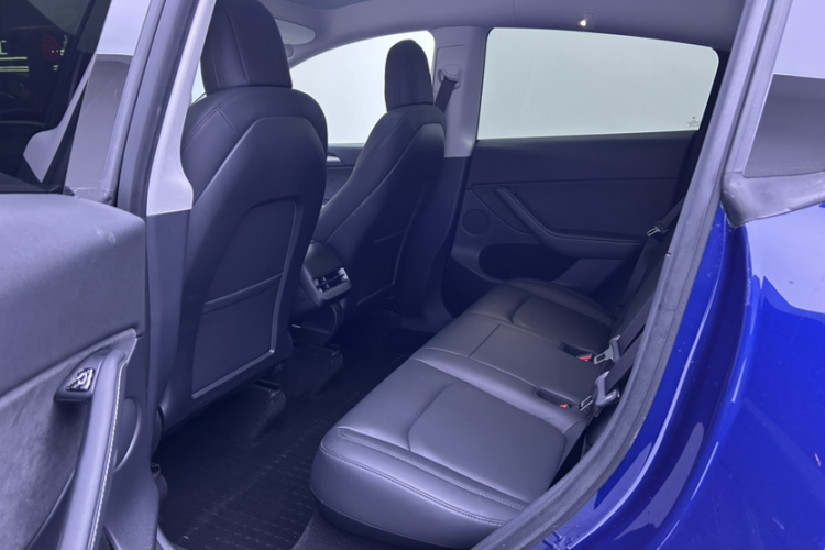 特斯拉 Model Y 2021款 长续航全轮驱动版中控内饰7004