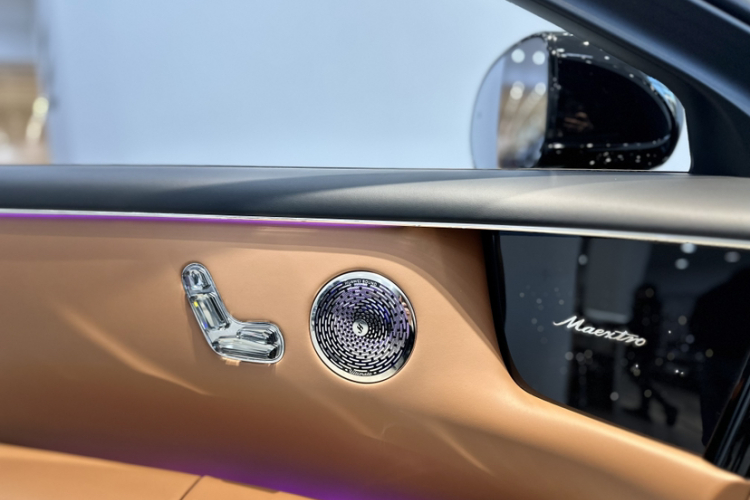 鸿蒙智行 尊界S800 2025款 增程 星辉行政版 4座中控内饰7007