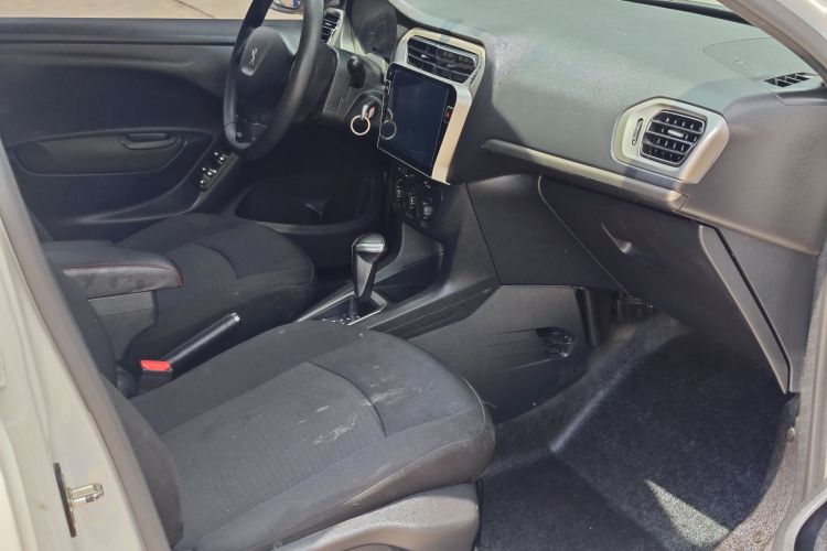 标致301 2016款 1.6L 自动舒适版中控内饰7002